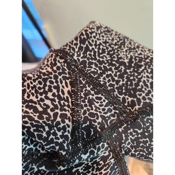 EUC Lululemon In Movement Tight 25" inseam Everlux size 6 - Picture 4 of 5